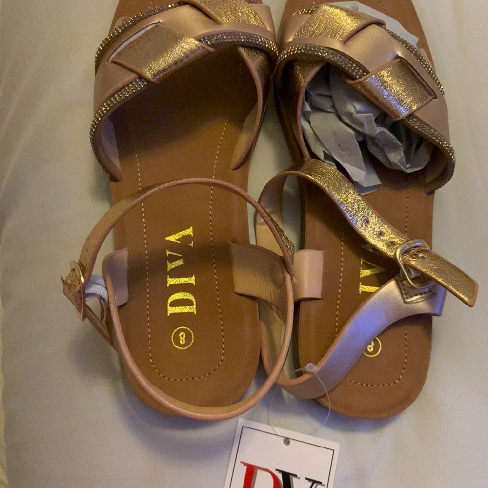 NWT The size is 8, color Is bronze